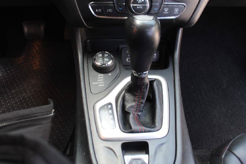 Used 2018 Jeep Cherokee Trailhawk AWD/4WD image 19