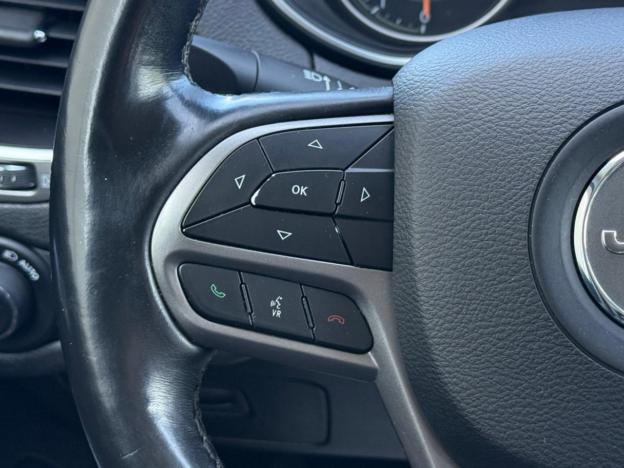 Used 2019 Jeep Cherokee Latitude Plus w/ Comfort/Convenience Group AWD/4WD image 16