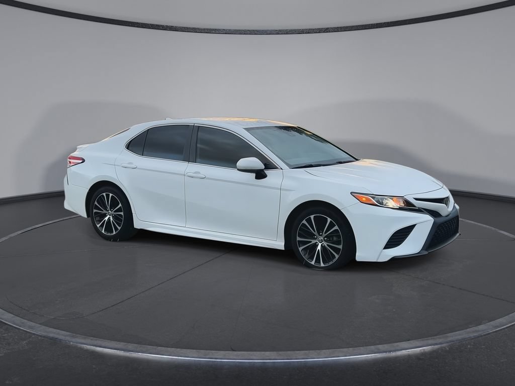 Used 2020 Toyota Camry SE FWD image 2