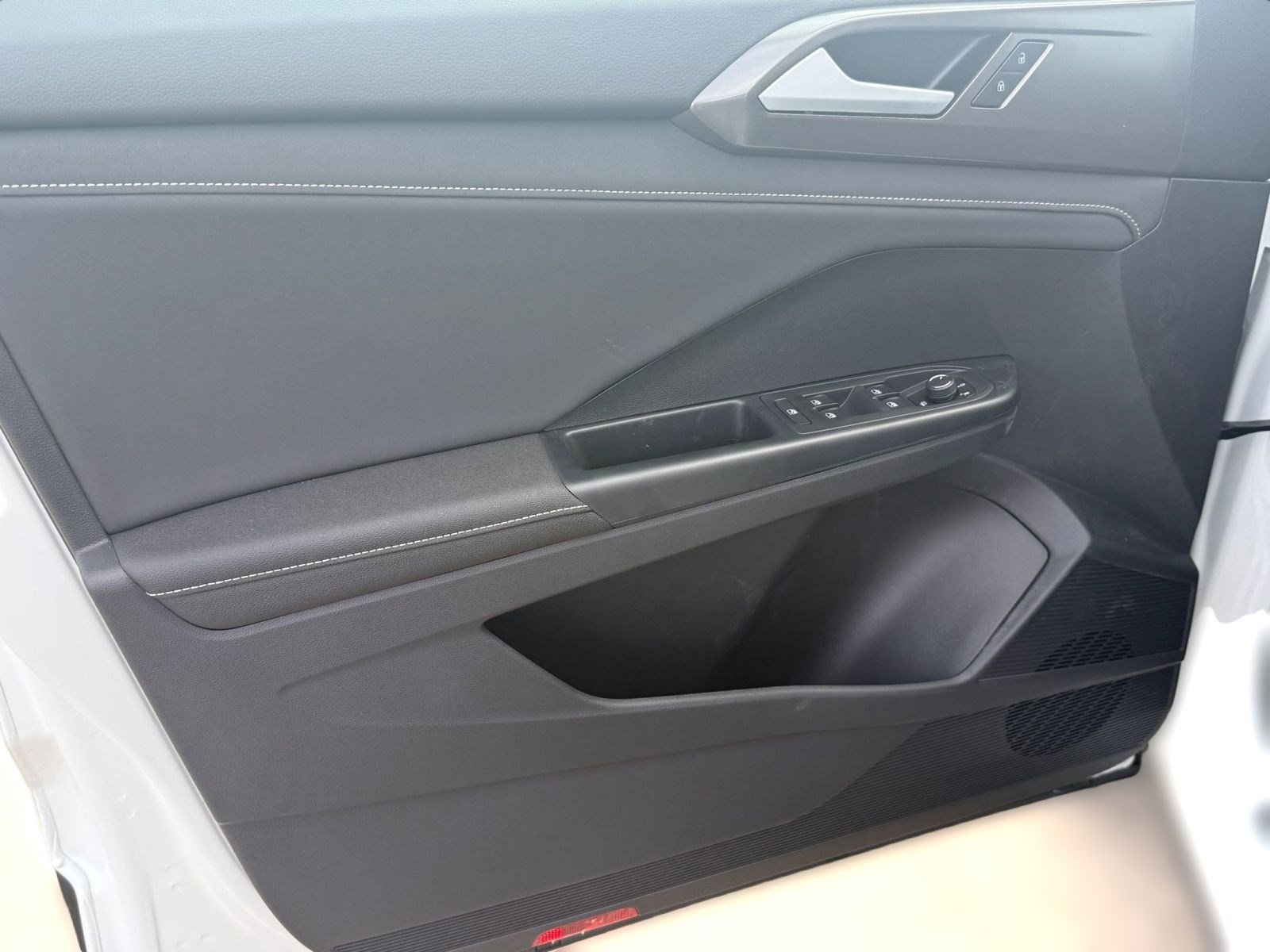 New 2026 Volkswagen Taos SE image 20