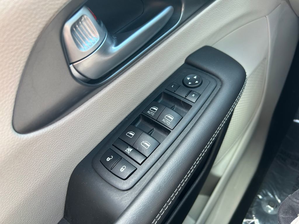 Used 2023 Chrysler Pacifica Touring-L FWD image 20