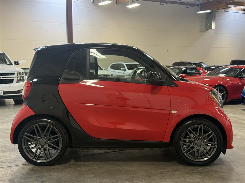 Used 2017 smart fortwo passion RWD image 8