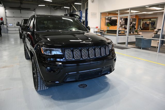 Used 2022 Jeep Grand Cherokee Laredo X image 3