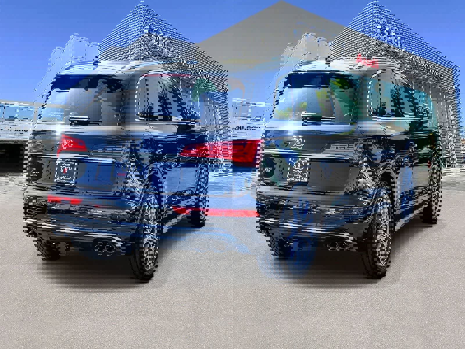 Used 2023 Audi SQ5 Prestige w/ Prestige Package image 4