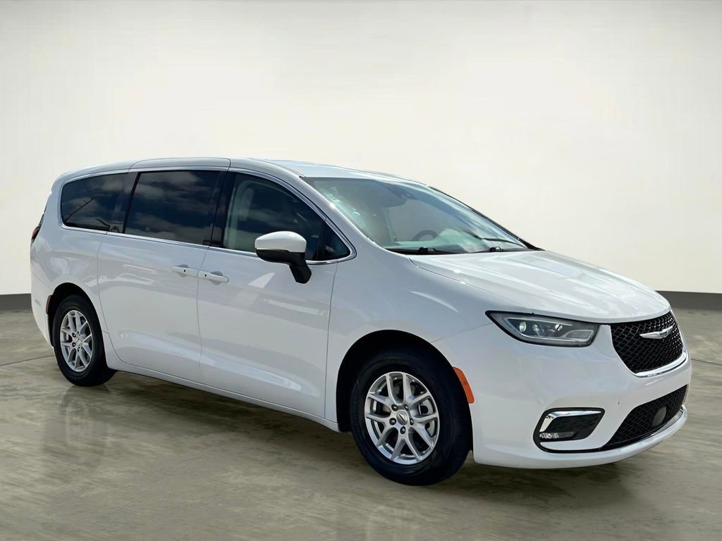 Used 2023 Chrysler Pacifica Touring-L image 10