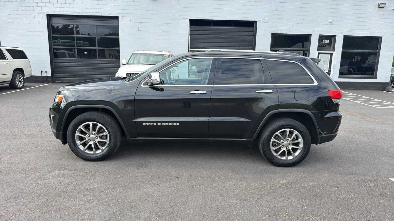 Used 2015 Jeep Grand Cherokee Limited w/ Luxury Group II RWD image 4