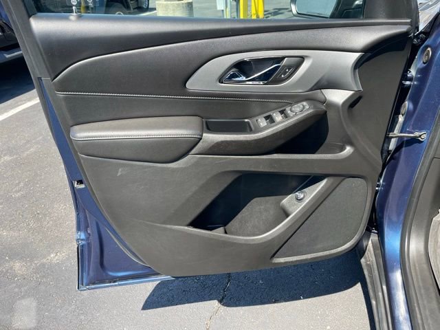 Used 2023 Chevrolet Traverse LT w/ Rear Camera Mirror Package image 17