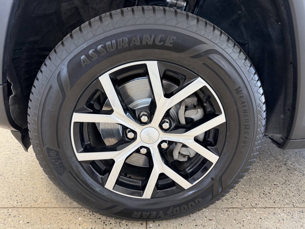 Used 2024 Jeep Grand Cherokee L Limited AWD/4WD image 46