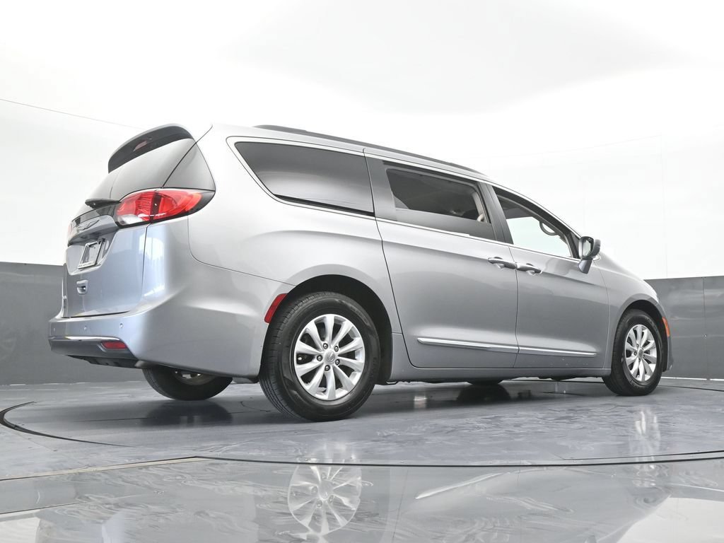 Used 2017 Chrysler Pacifica Touring-L FWD image 60