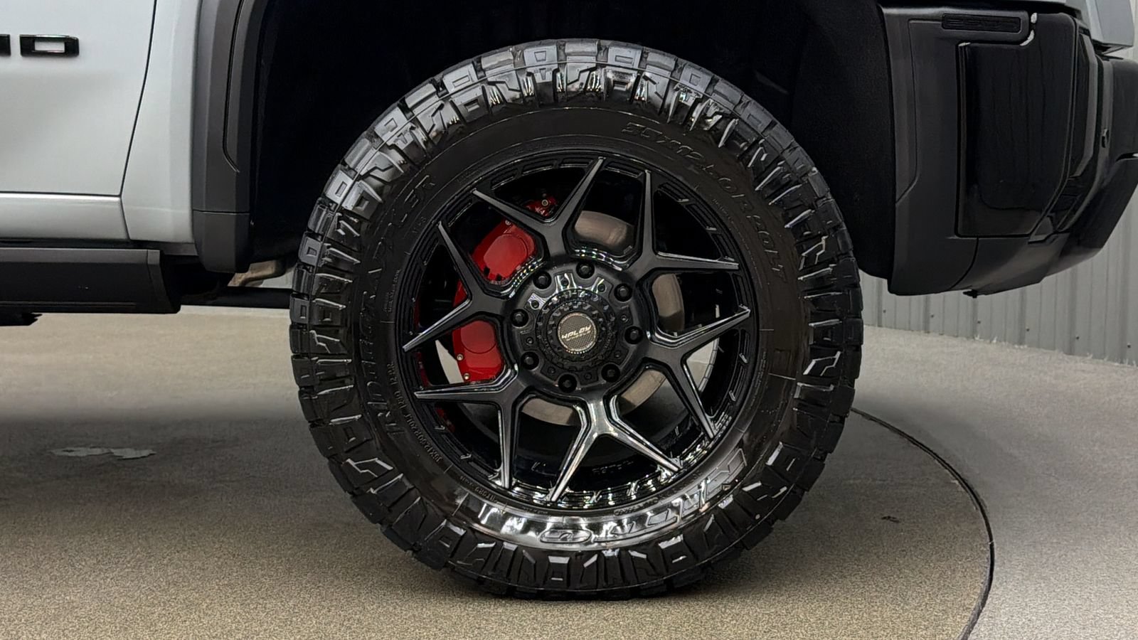 Used 2025 GMC Sierra 2500 AT4X AWD/4WD image 9
