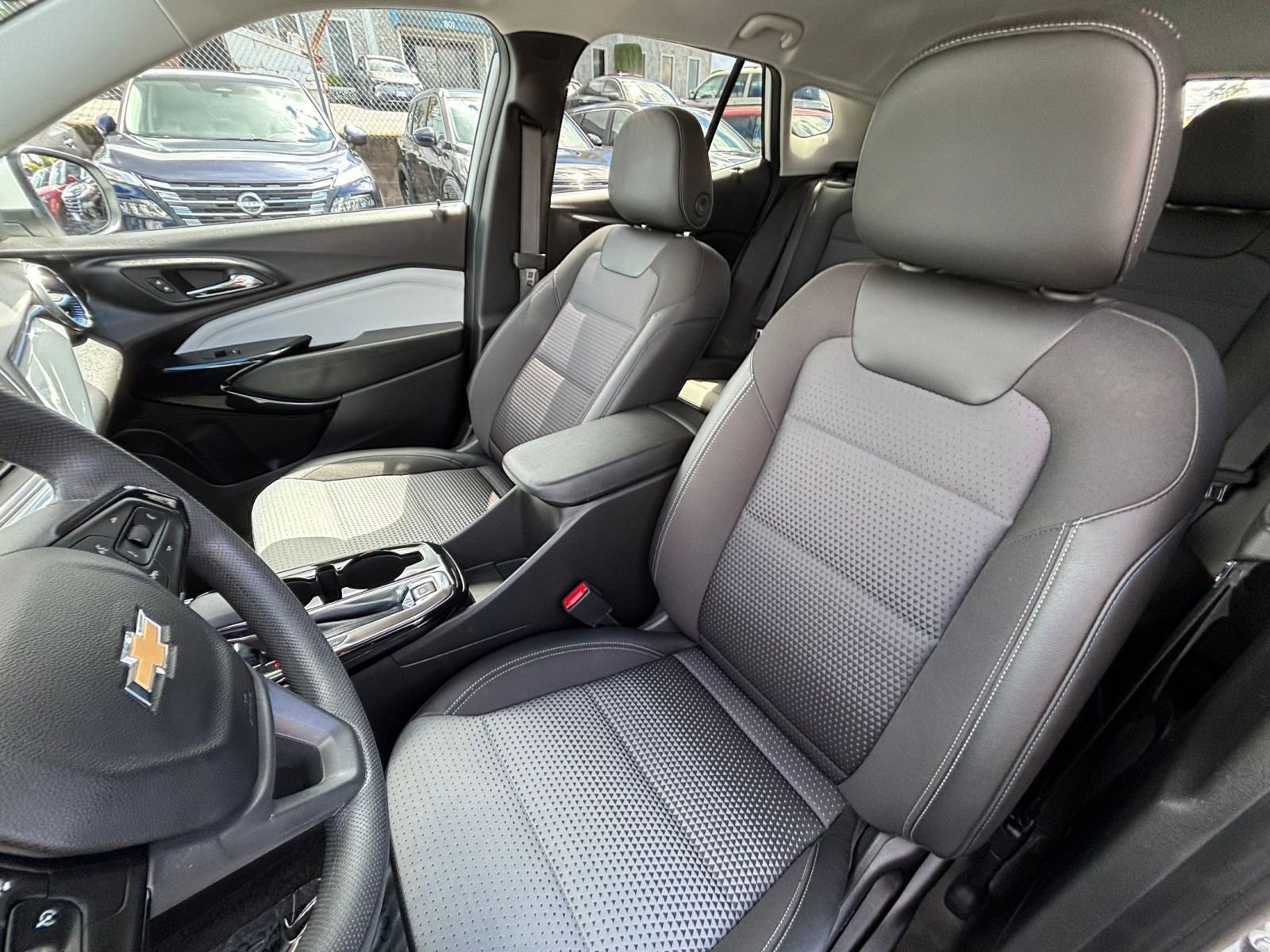 Used 2025 Chevrolet Trax LT FWD image 35