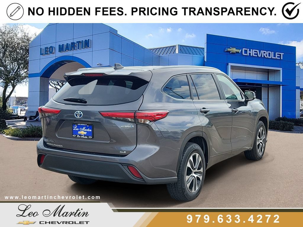 Used 2023 Toyota Highlander XLE FWD image 3