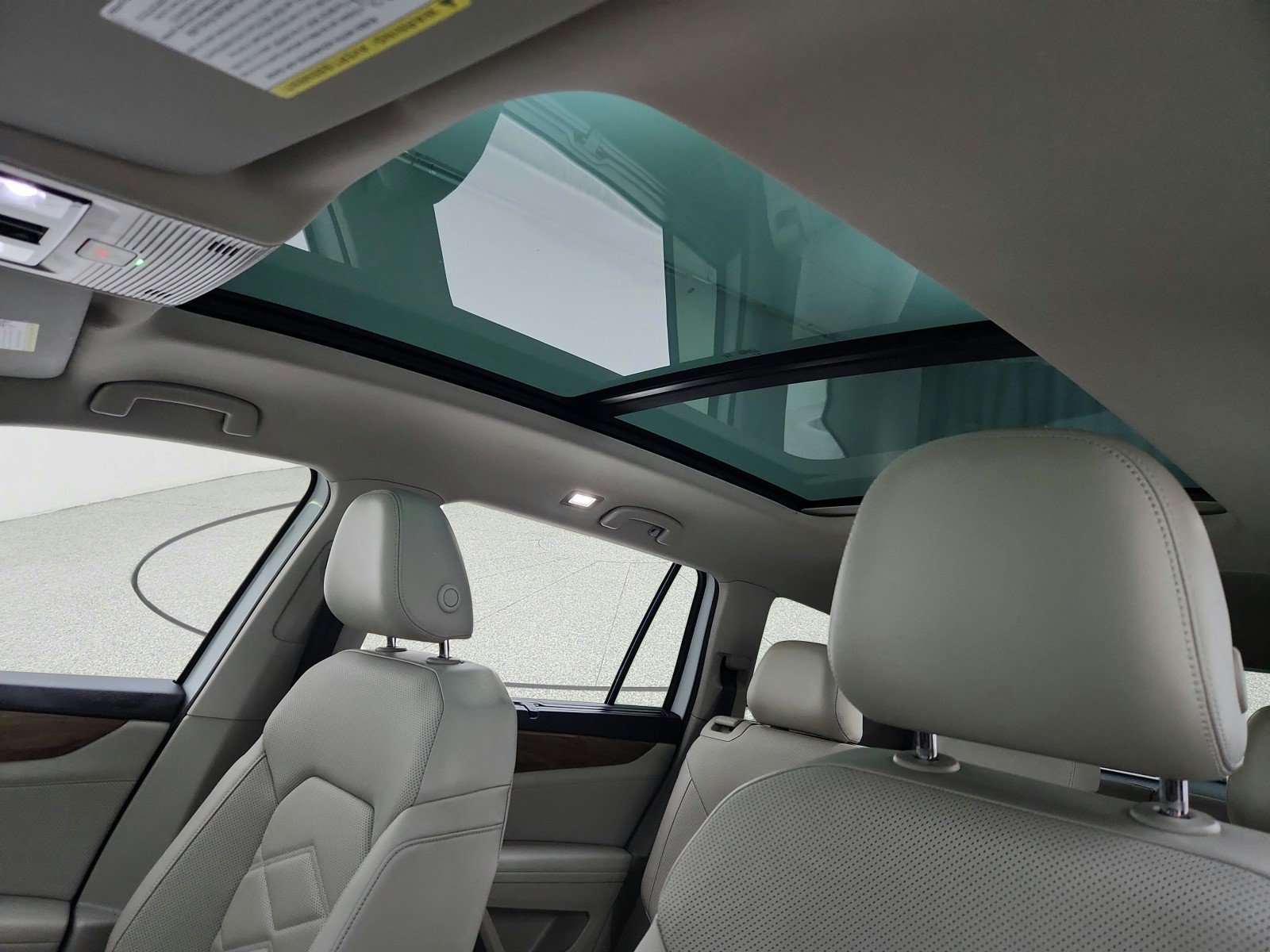 Used 2024 Volkswagen Atlas SE w/ Panoramic Sunroof Package FWD image 18