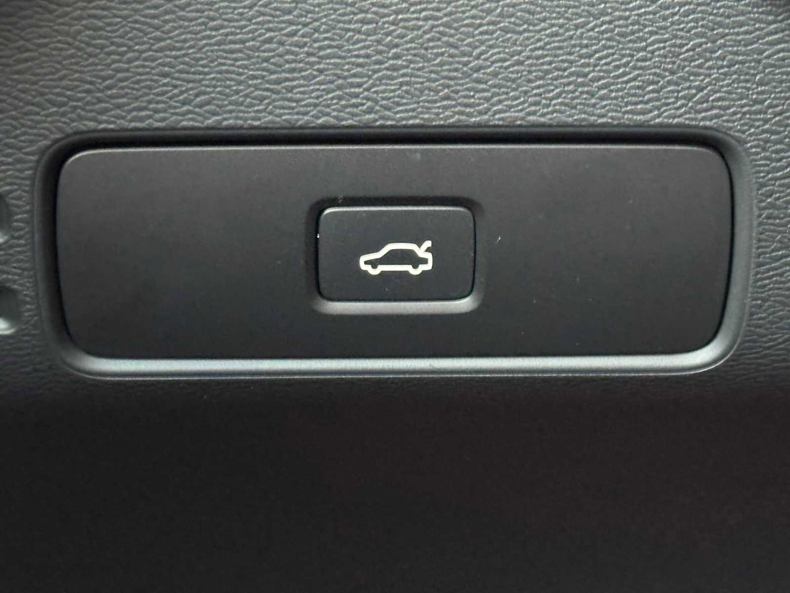 Used 2023 Volvo XC40 Recharge Plus image 32