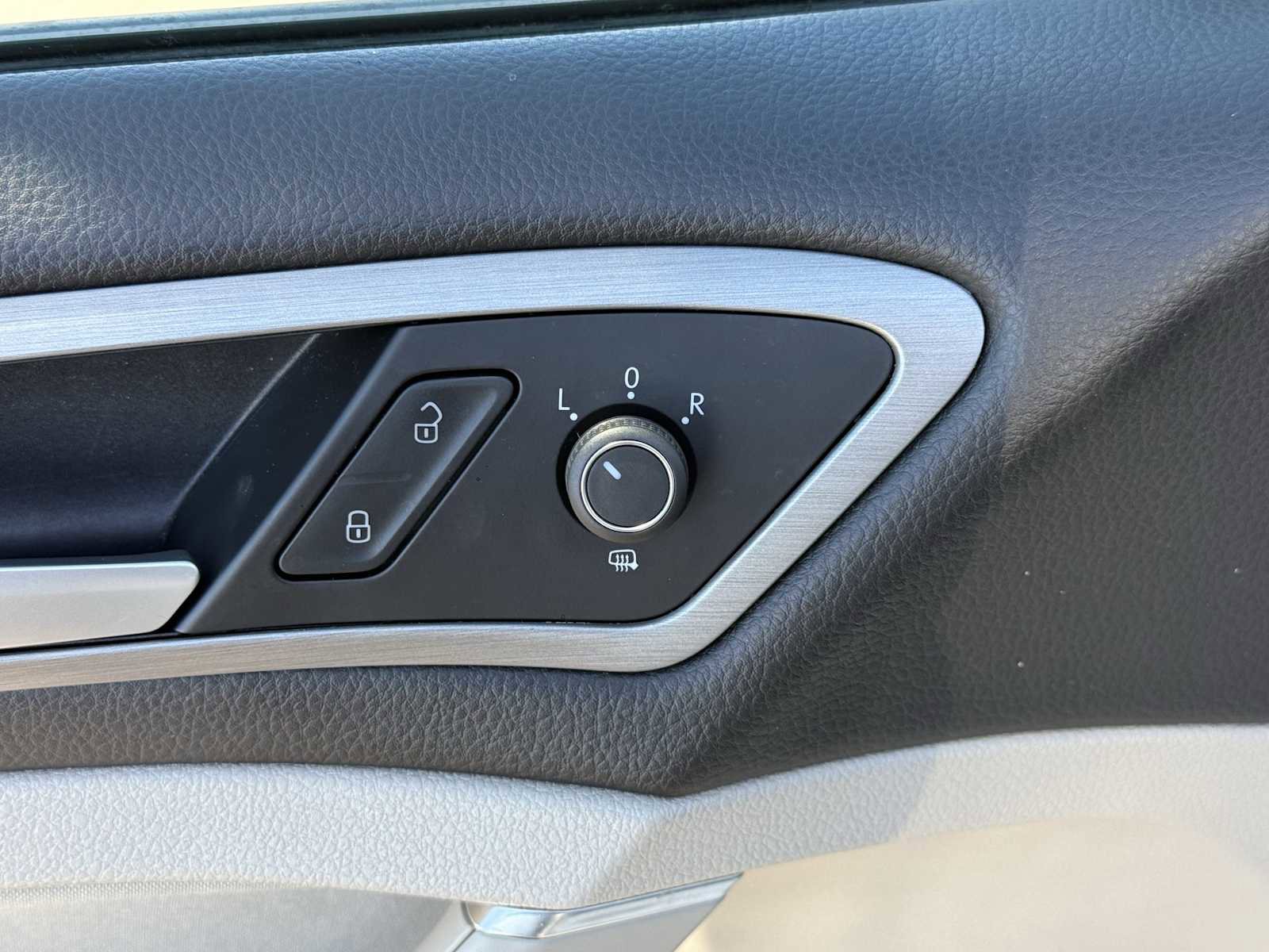 Used 2016 Volkswagen Golf S image 9