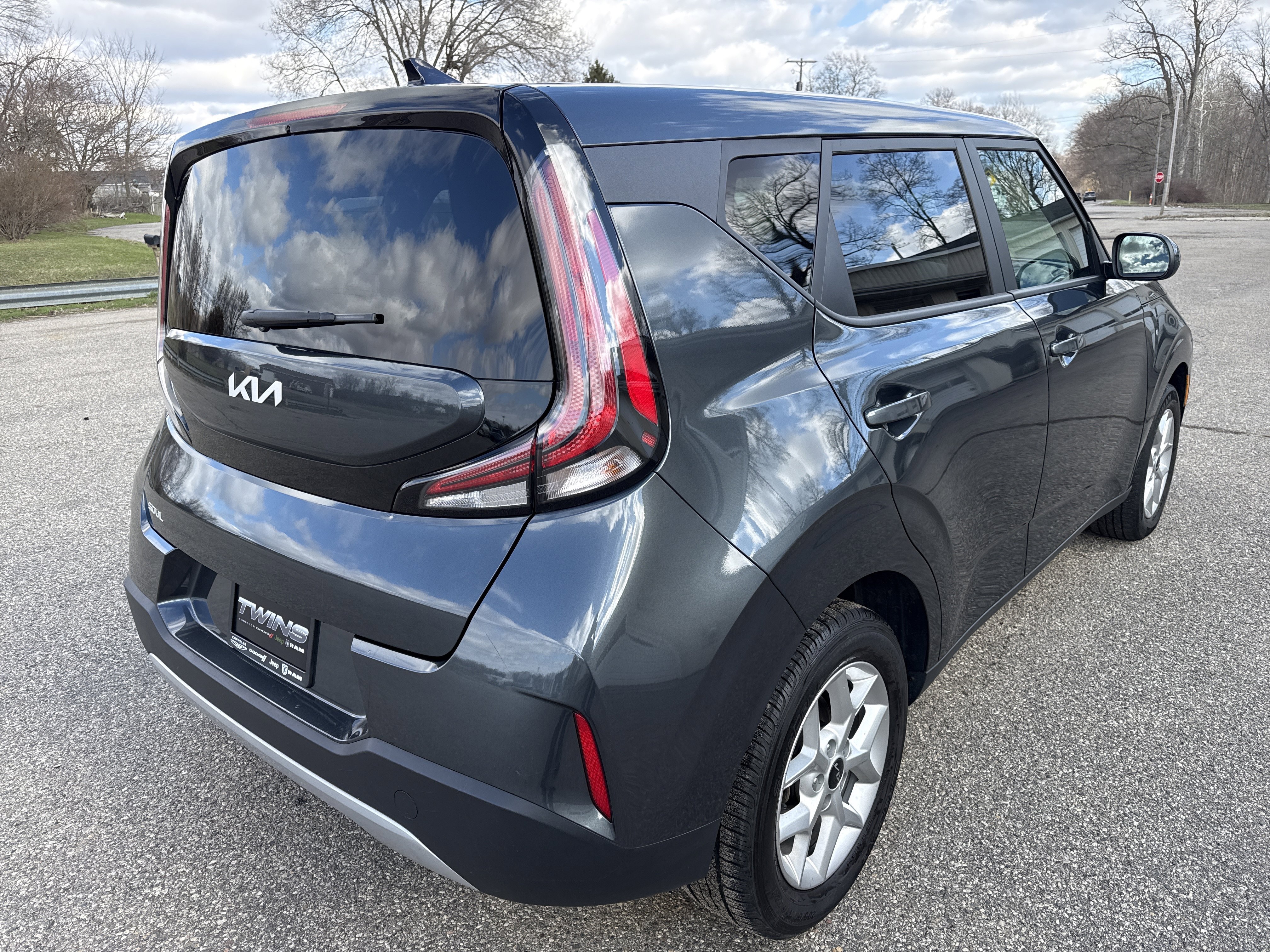 Used 2025 Kia Soul LX w/ LX Technology Package image 3