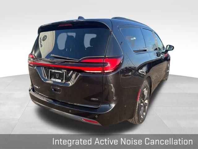 Used 2022 Chrysler Pacifica Touring-L w/ Uconnect Theater Family Group image 13