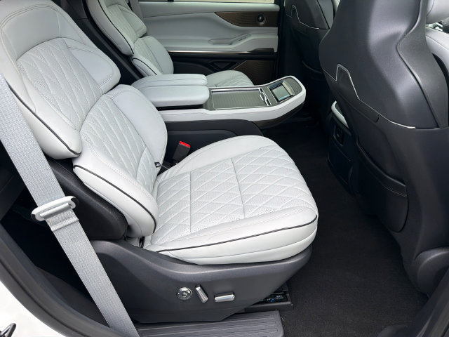 New 2027 Lincoln Navigator Black Label w/ Black Label Special Edition AWD/4WD image 16
