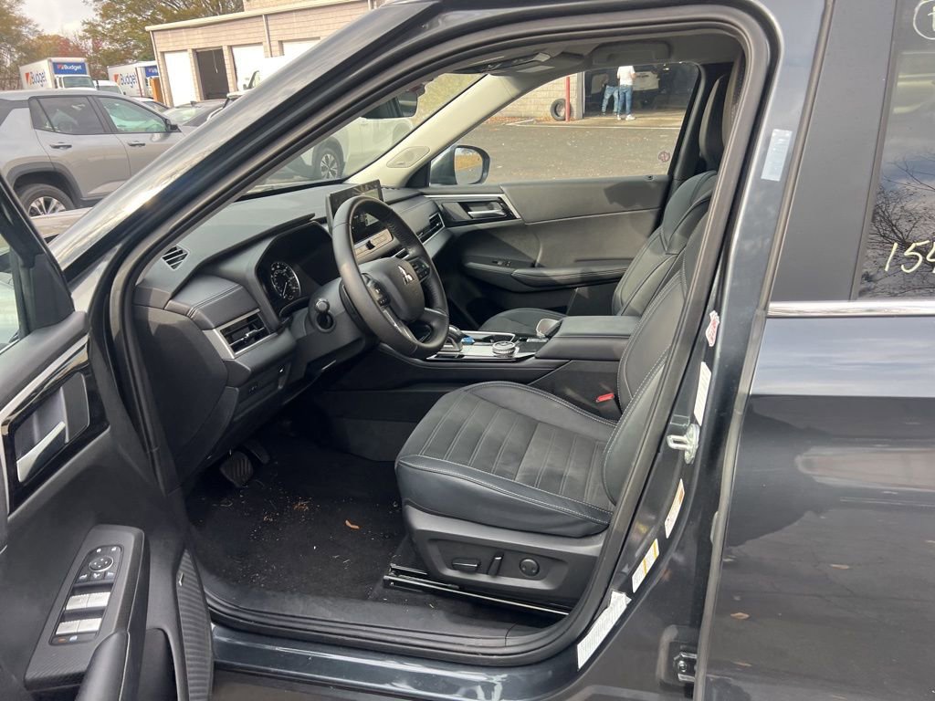 Used 2025 Mitsubishi Outlander SE image 6