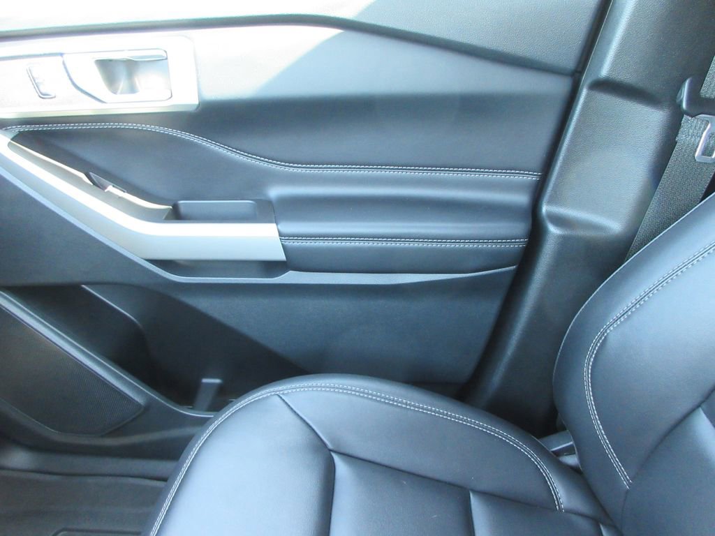 Used 2023 Ford Explorer XLT w/ Equipment Group 202A AWD/4WD image 36