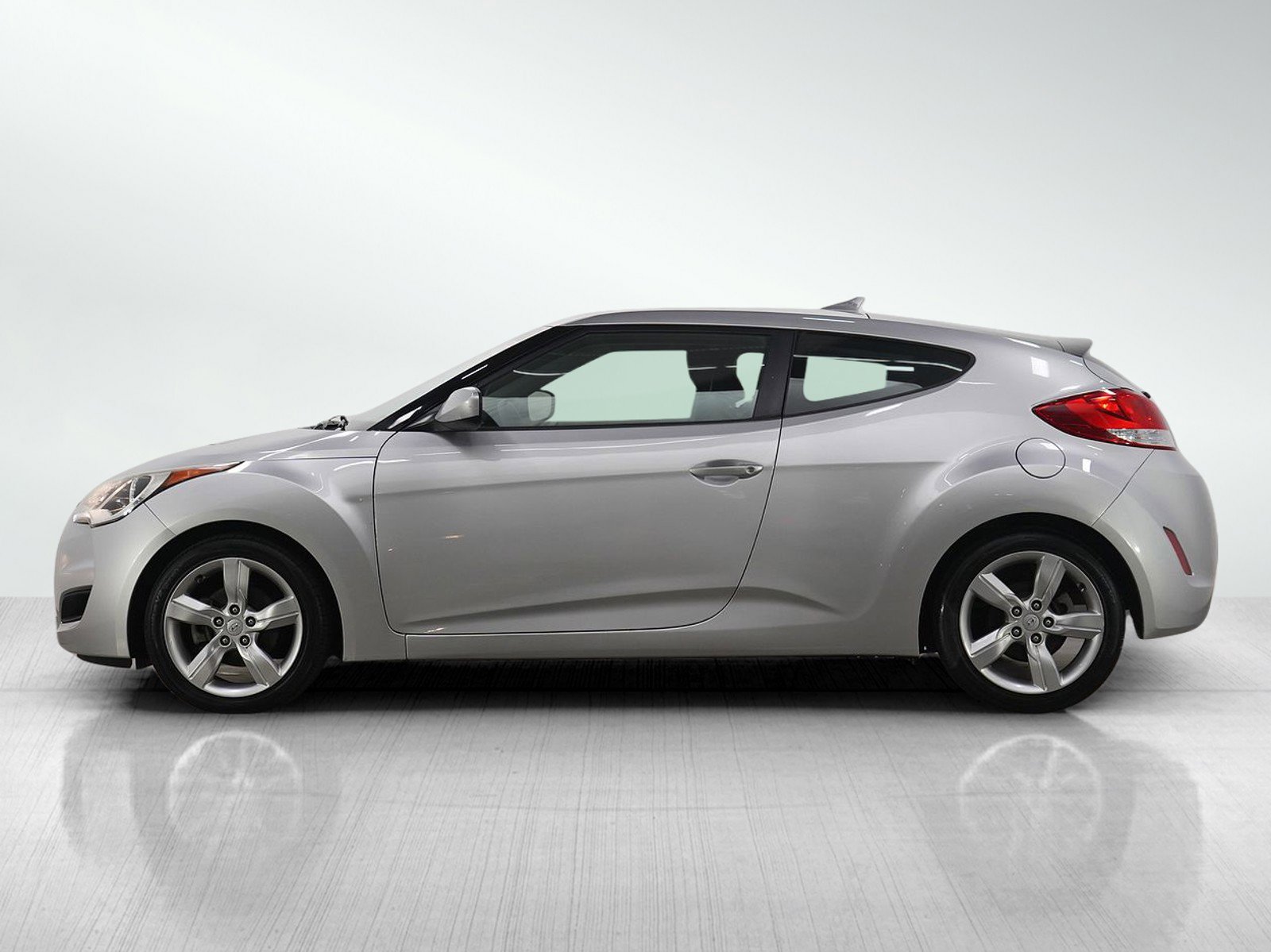 Used 2015 Hyundai Veloster image 2