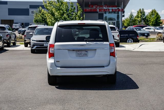 Used 2016 Chrysler Town & Country Touring FWD image 4