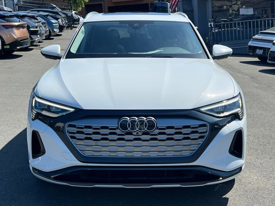 Used 2024 Audi Q8 e-tron Premium Plus w/ Premium Plus Package image 2