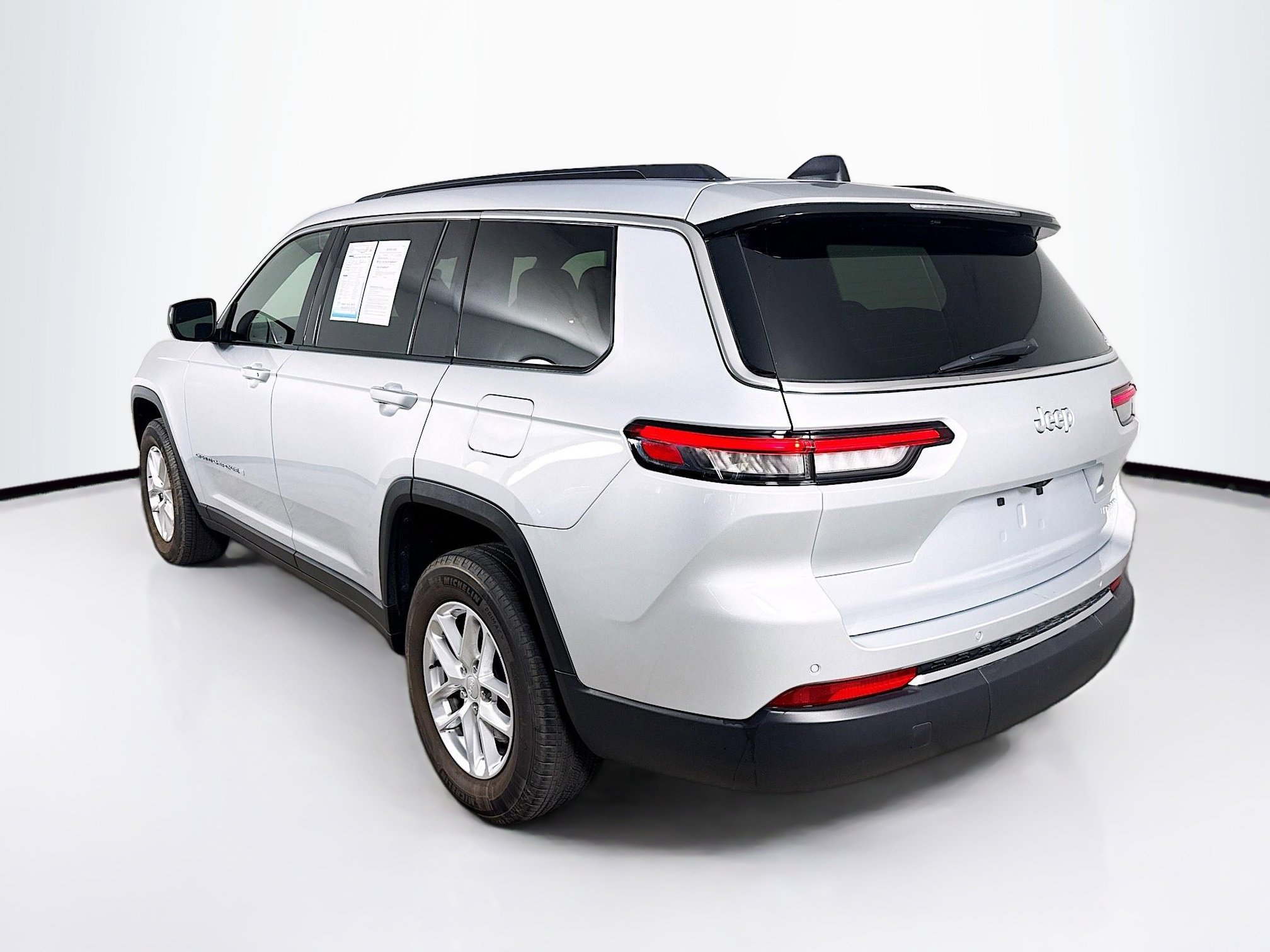 Used 2025 Jeep Grand Cherokee L Laredo RWD image 29