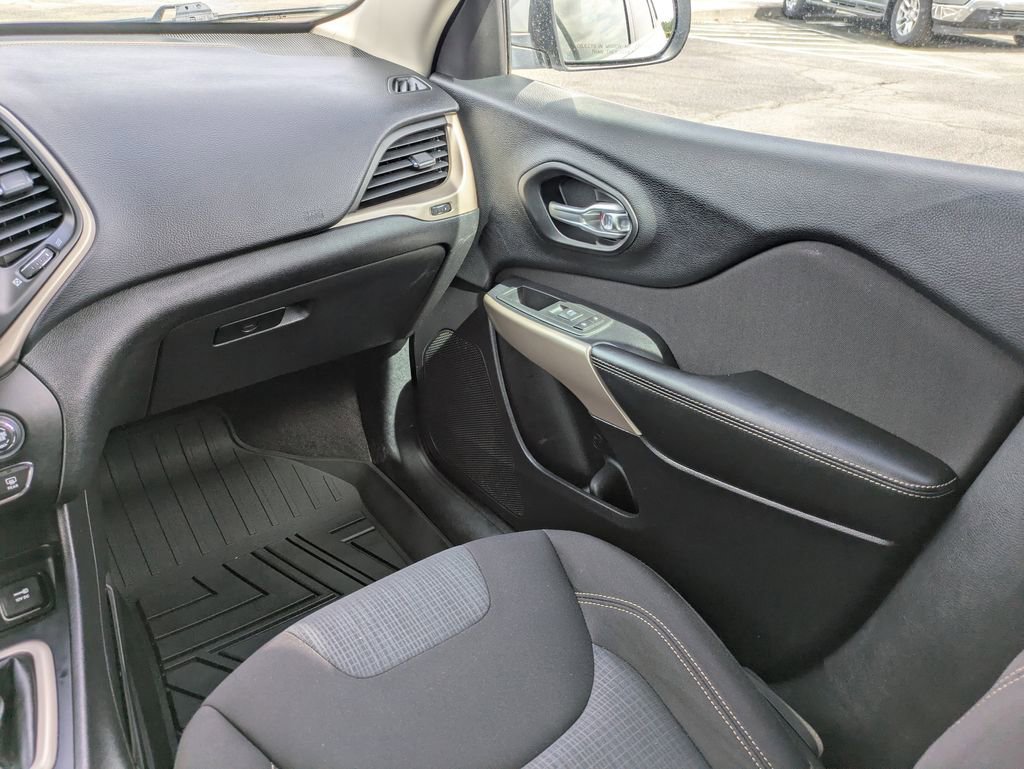 Used 2017 Jeep Cherokee Latitude w/ Comfort & Sound Group image 17