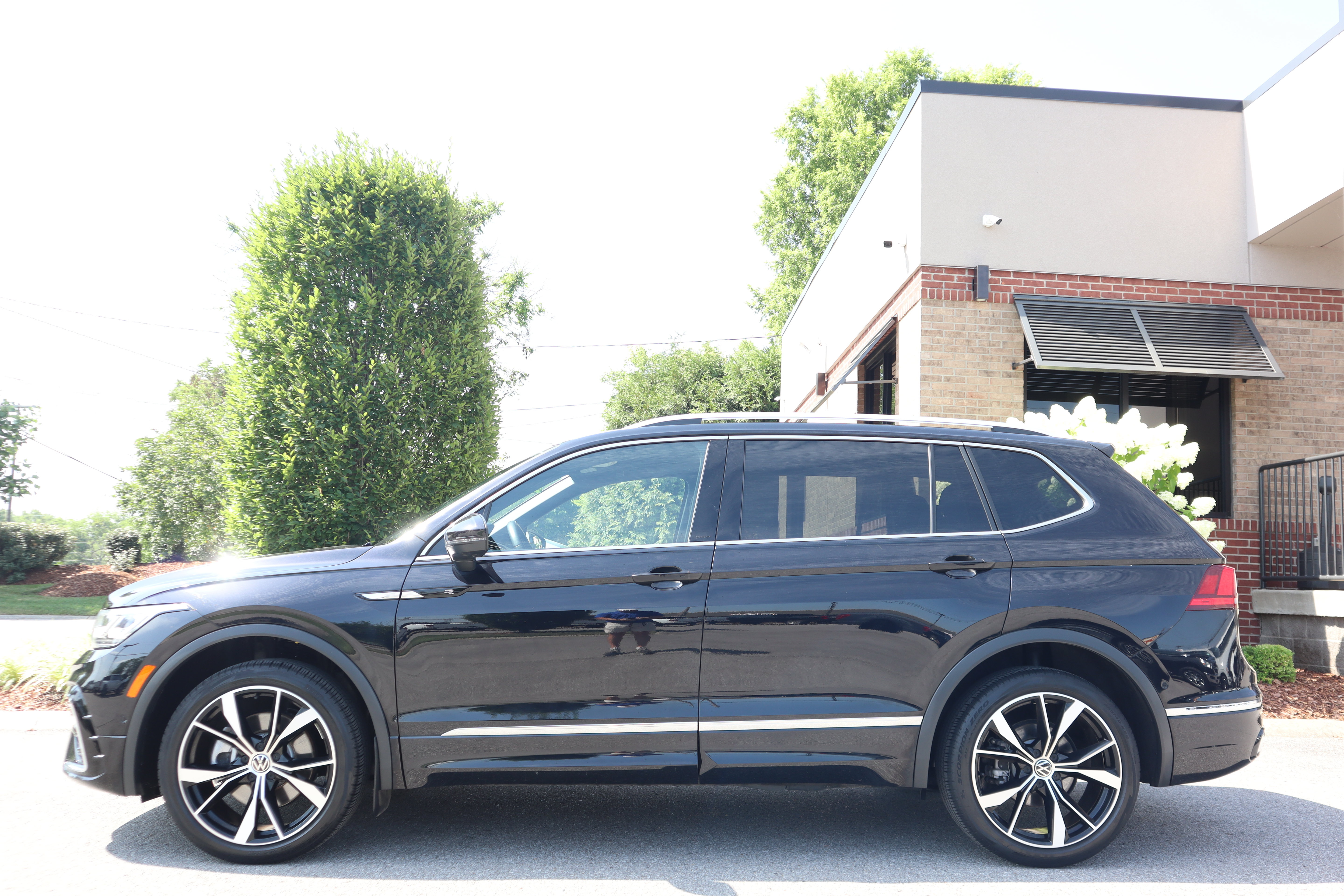 Used 2022 Volkswagen Tiguan SEL R-Line AWD/4WD image 10