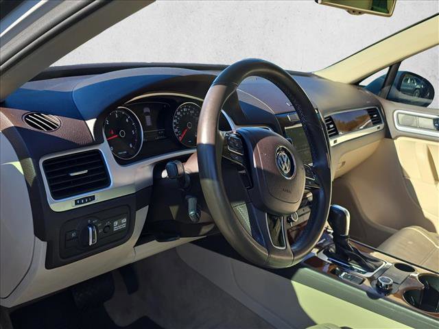 Used 2013 Volkswagen Touareg TDI image 10