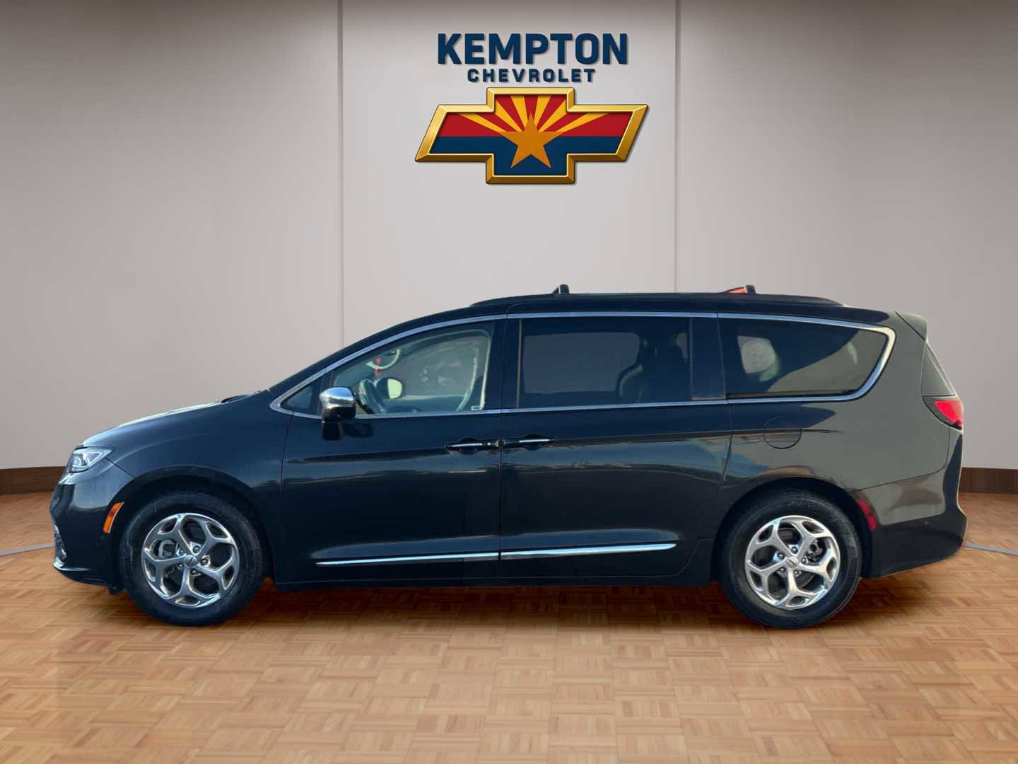 Used 2022 Chrysler Pacifica Limited FWD image 3