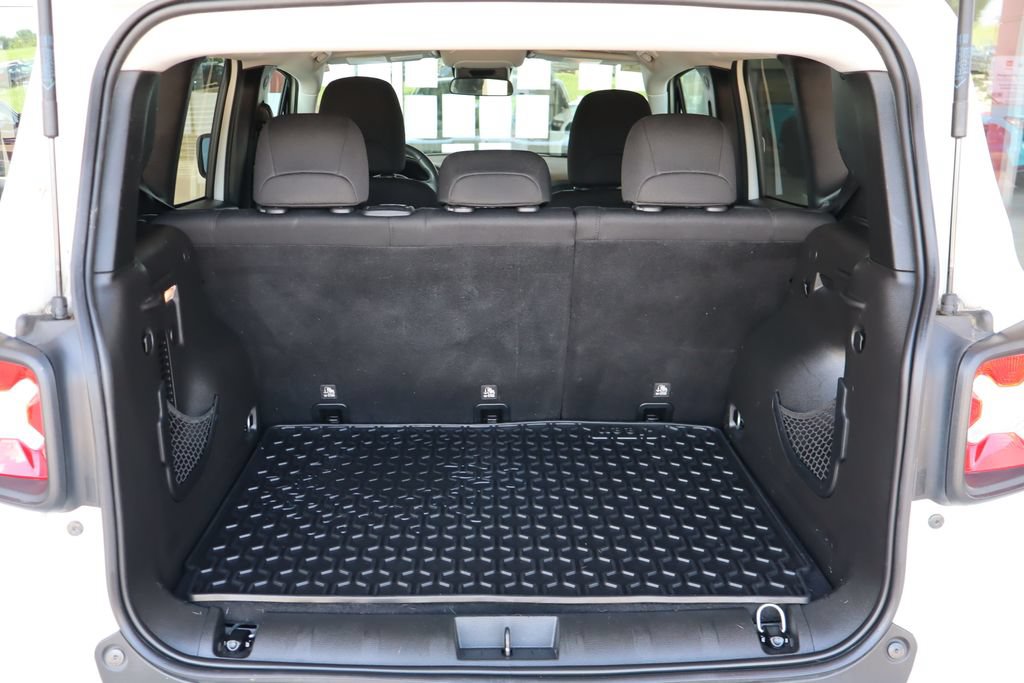Used 2019 Jeep Renegade Latitude FWD image 9