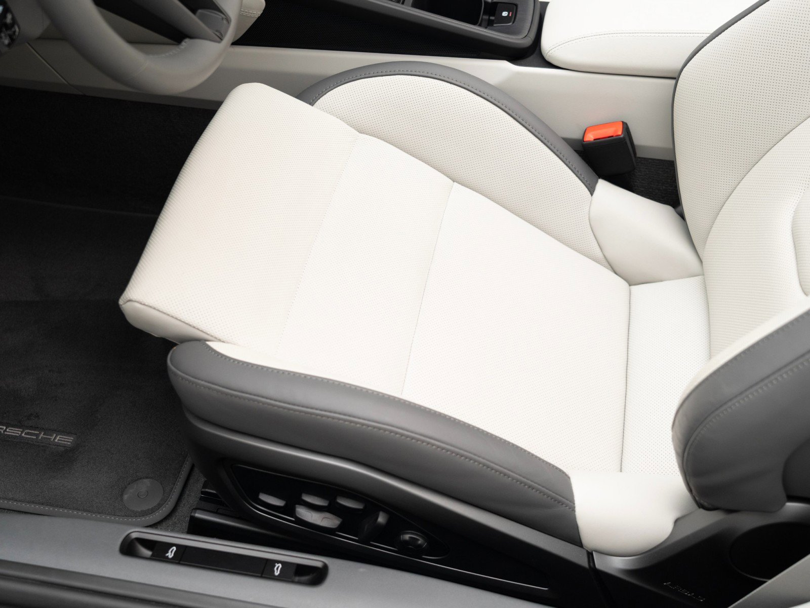 Certified 2026 Porsche 911 GTS image 19