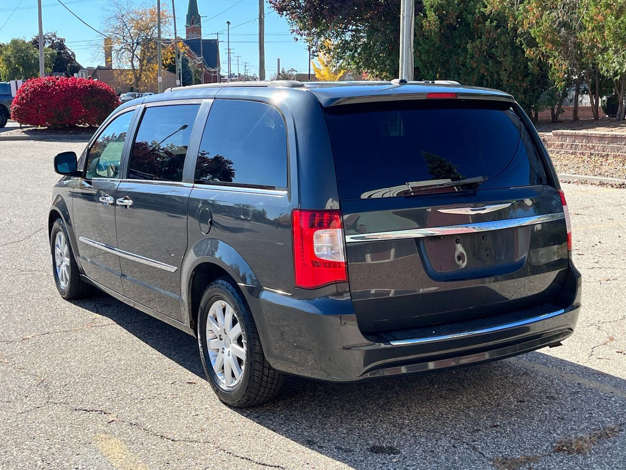 Used 2011 Chrysler Town & Country Touring-L image 11