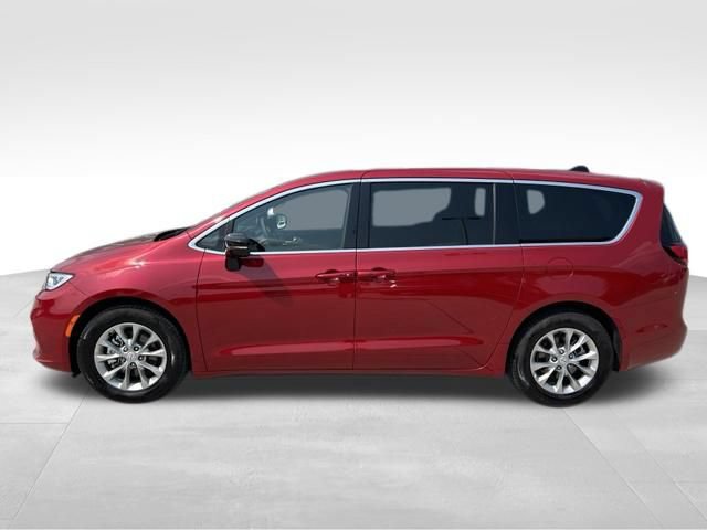 Used 2026 Chrysler Pacifica Limited FWD image 3