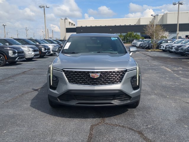 Used 2024 Cadillac XT4 Luxury w/ Cold Weather Package FWD image 3