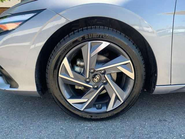 Certified 2025 Hyundai Elantra Limited FWD image 11