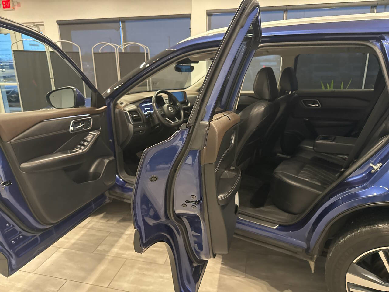 Used 2022 Nissan Rogue Platinum w/ Head-Up Display Package image 14