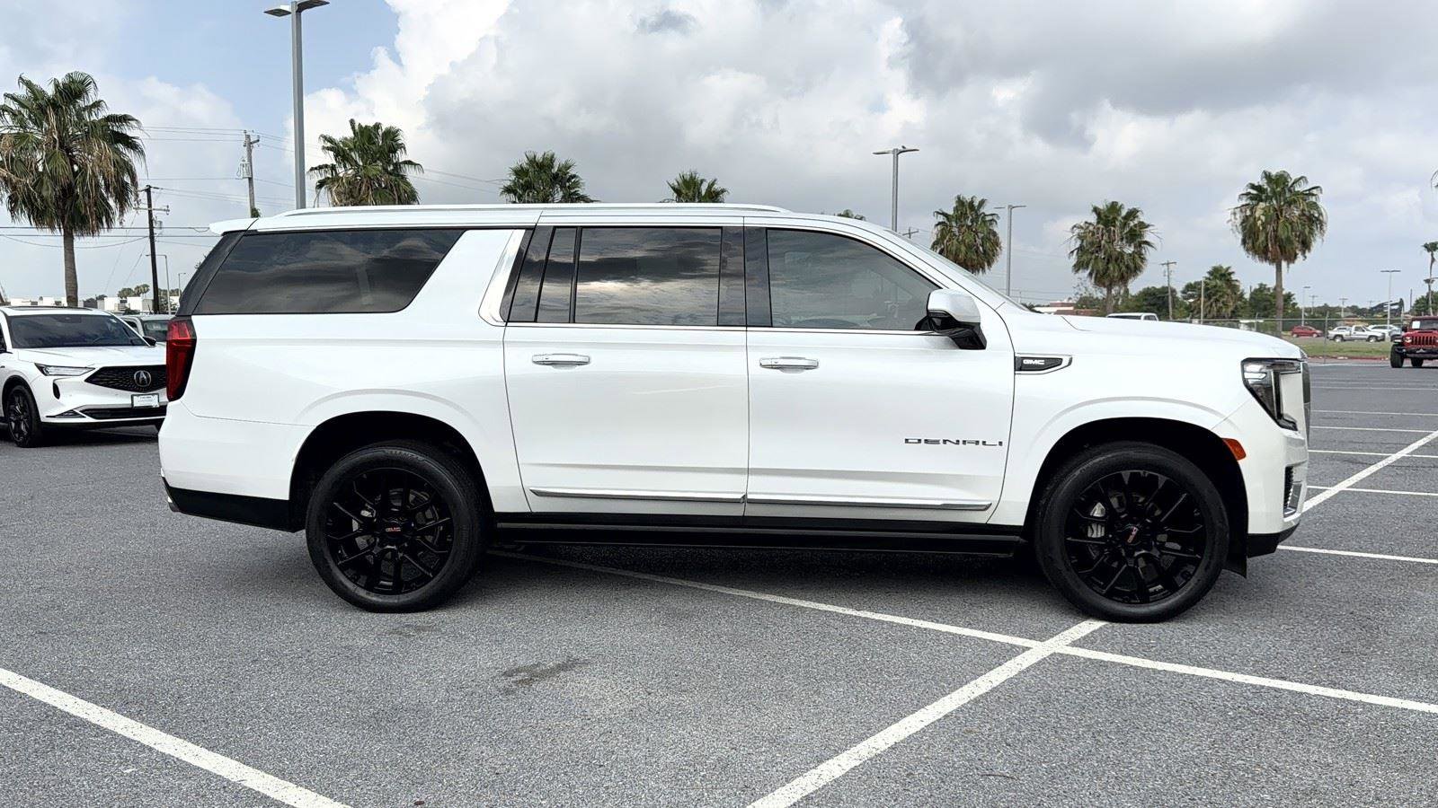 Used 2022 GMC Yukon XL Denali AWD/4WD image 15