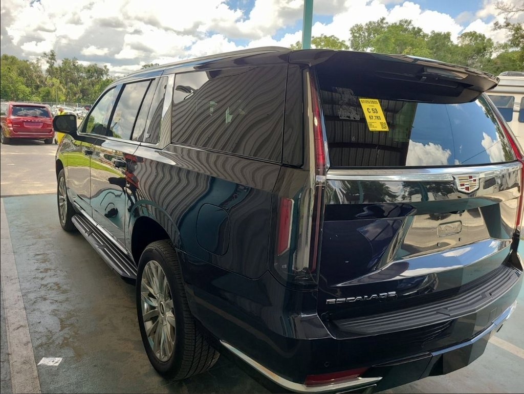 Used 2022 Cadillac Escalade ESV Premium Luxury image 9