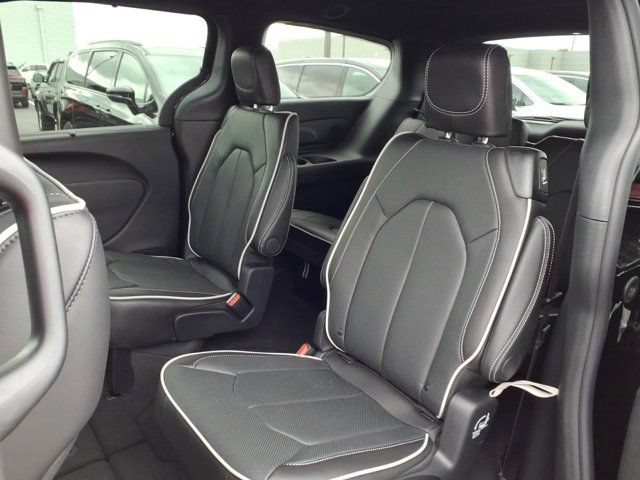 New 2027 Chrysler Pacifica Limited AWD/4WD image 16