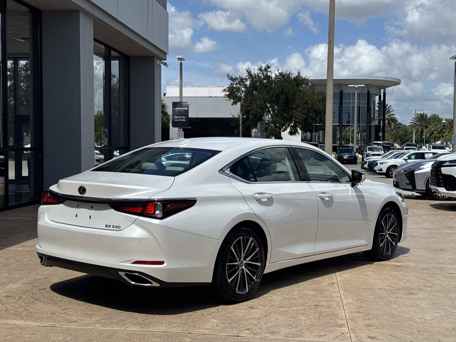 Used 2025 Lexus ES 350 w/ Premium Package FWD image 3