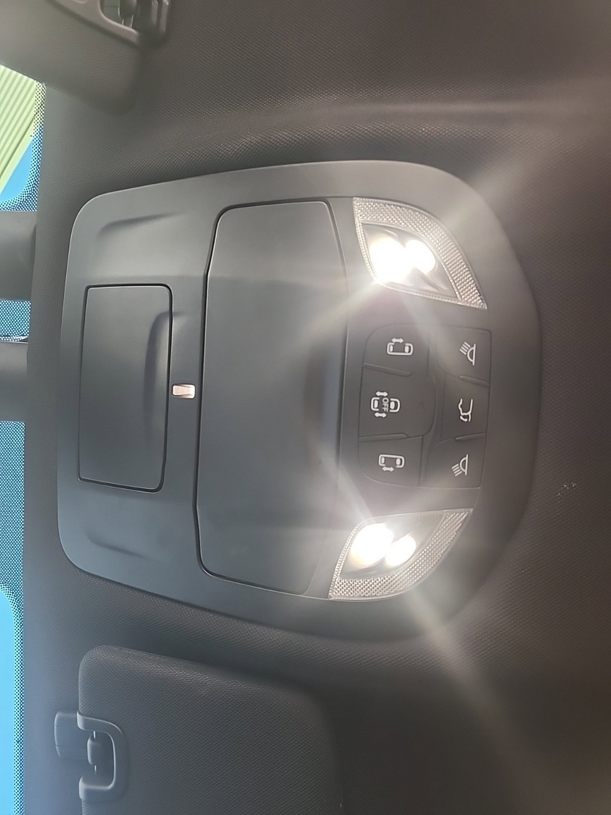Used 2021 Chrysler Pacifica Limited w/ Uconnect Theater Family Group FWD image 18