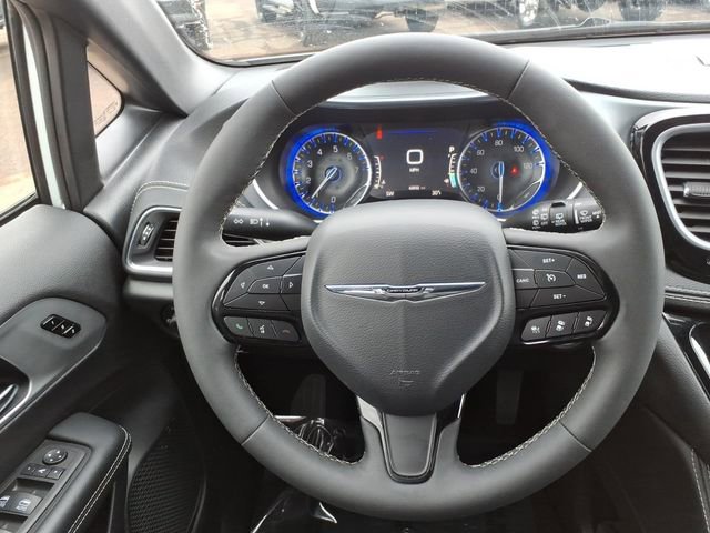 Used 2025 Chrysler Pacifica Limited FWD image 22