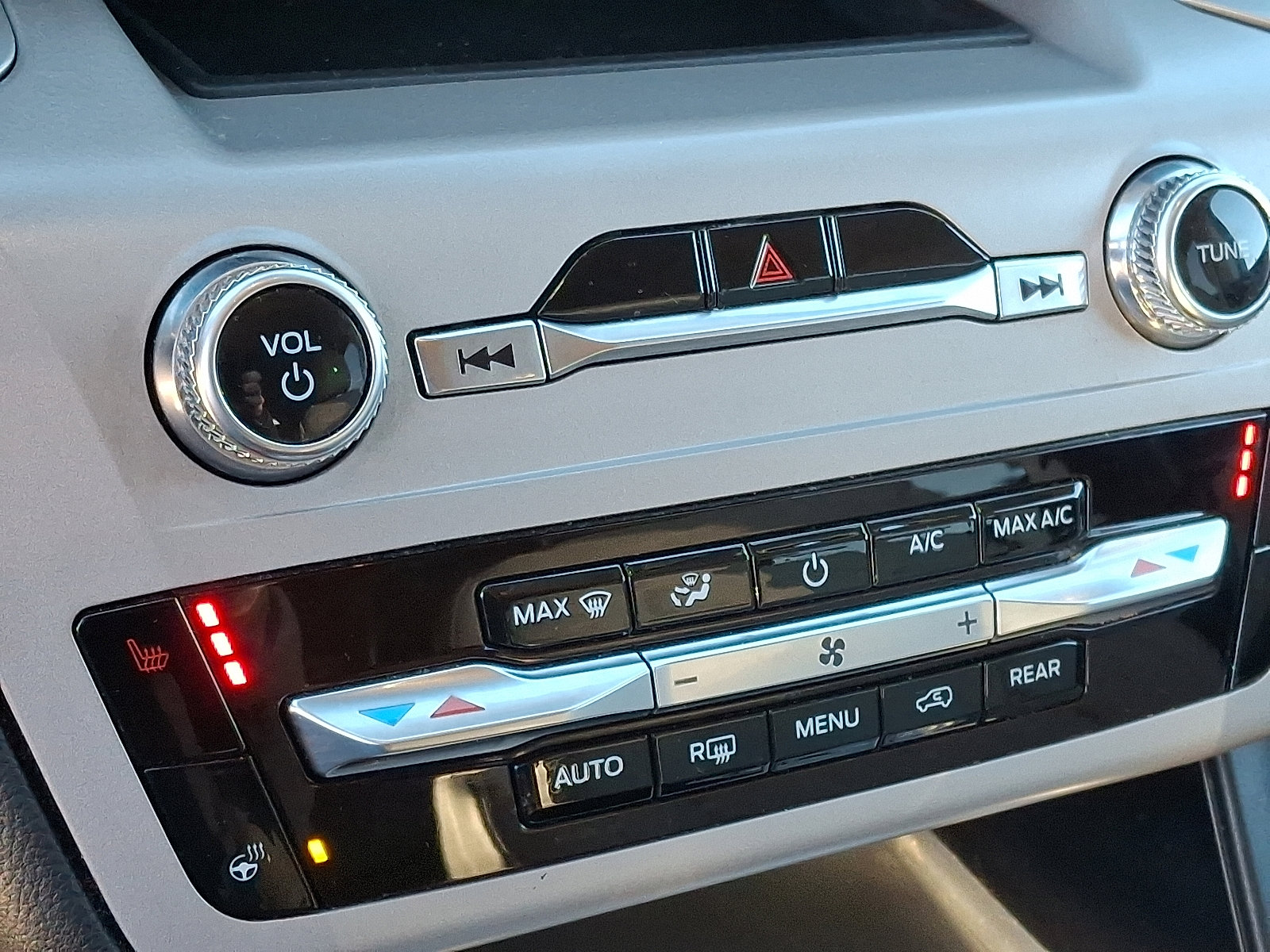 Used 2023 Ford Explorer XLT w/ Equipment Group 202A image 17