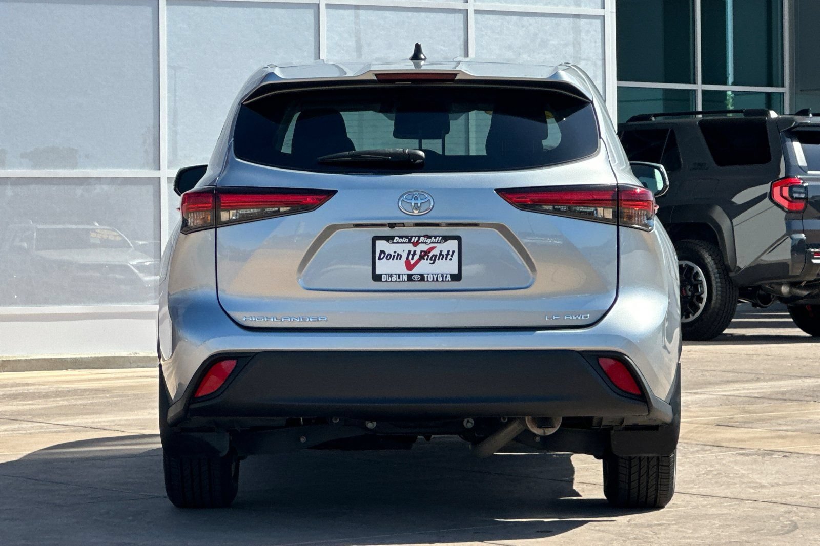 Used 2022 Toyota Highlander LE AWD/4WD image 5