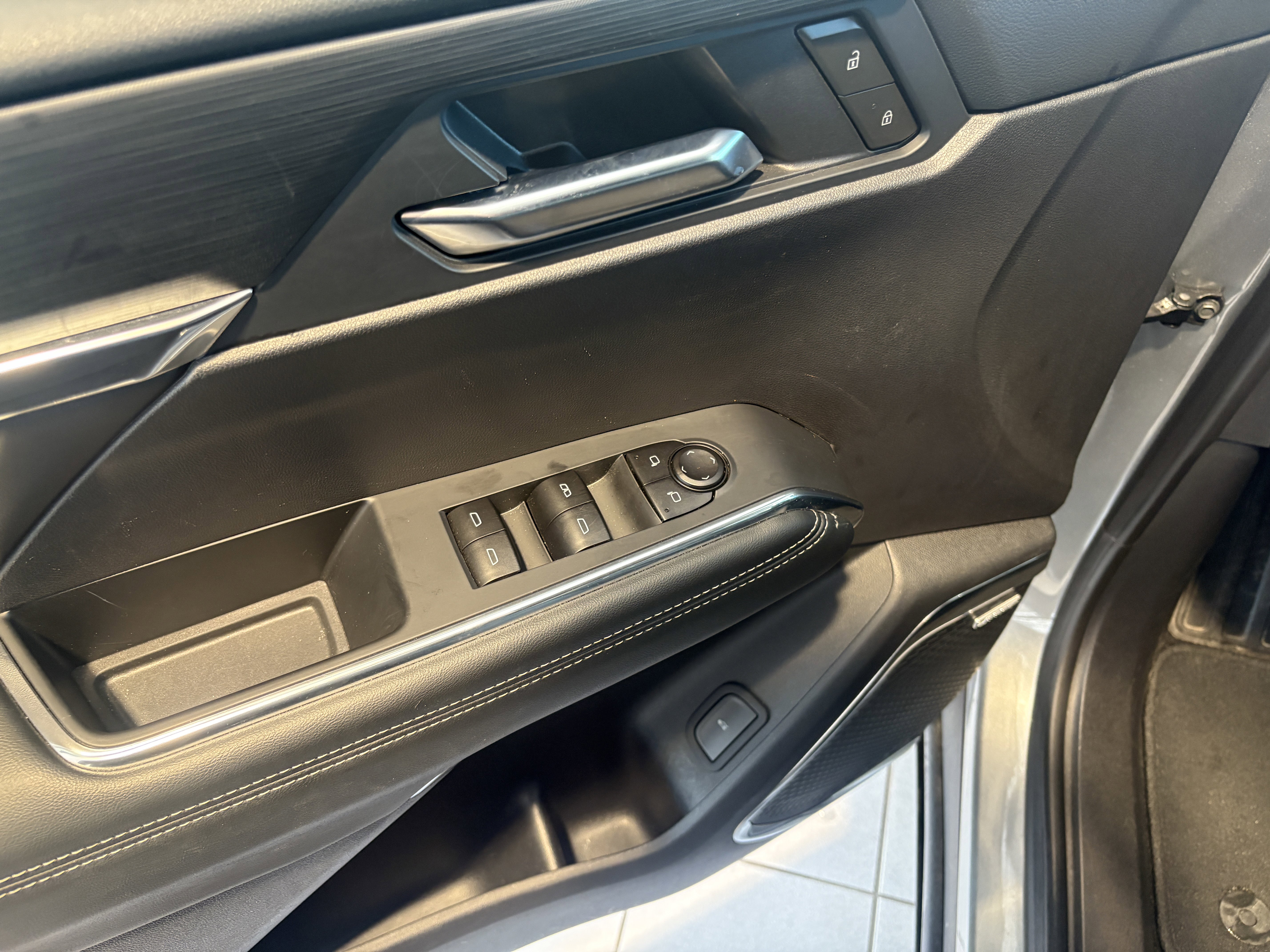 Used 2025 GMC Acadia Elevation image 8