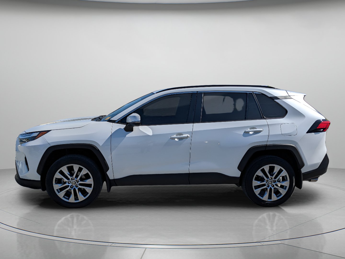 Used 2024 Toyota RAV4 XLE Premium FWD image 5
