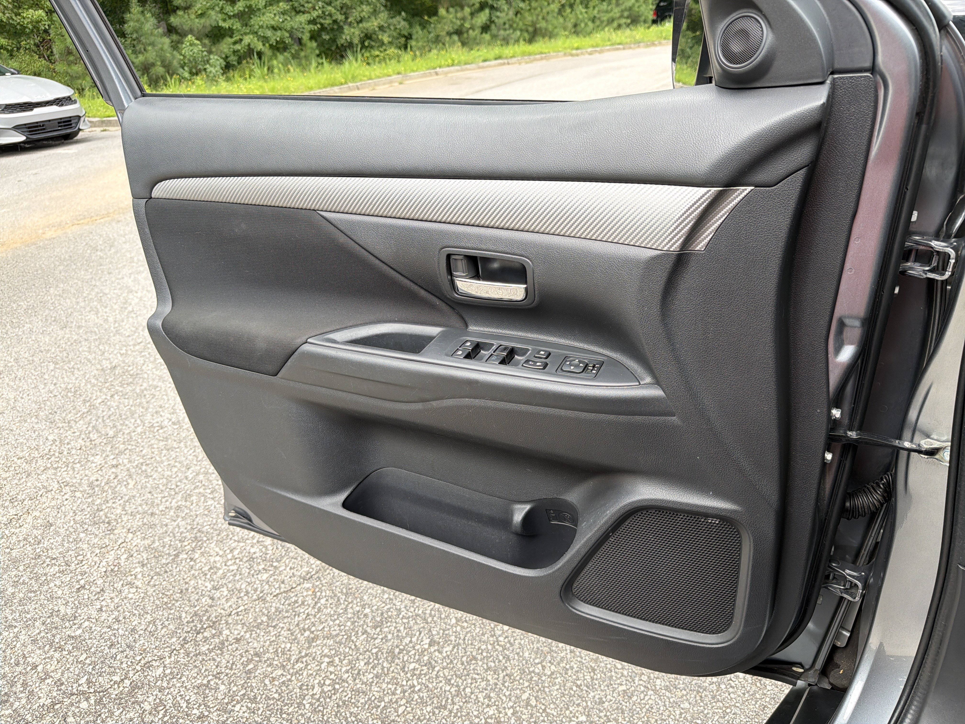 Used 2018 Mitsubishi Outlander SE AWD/4WD image 16